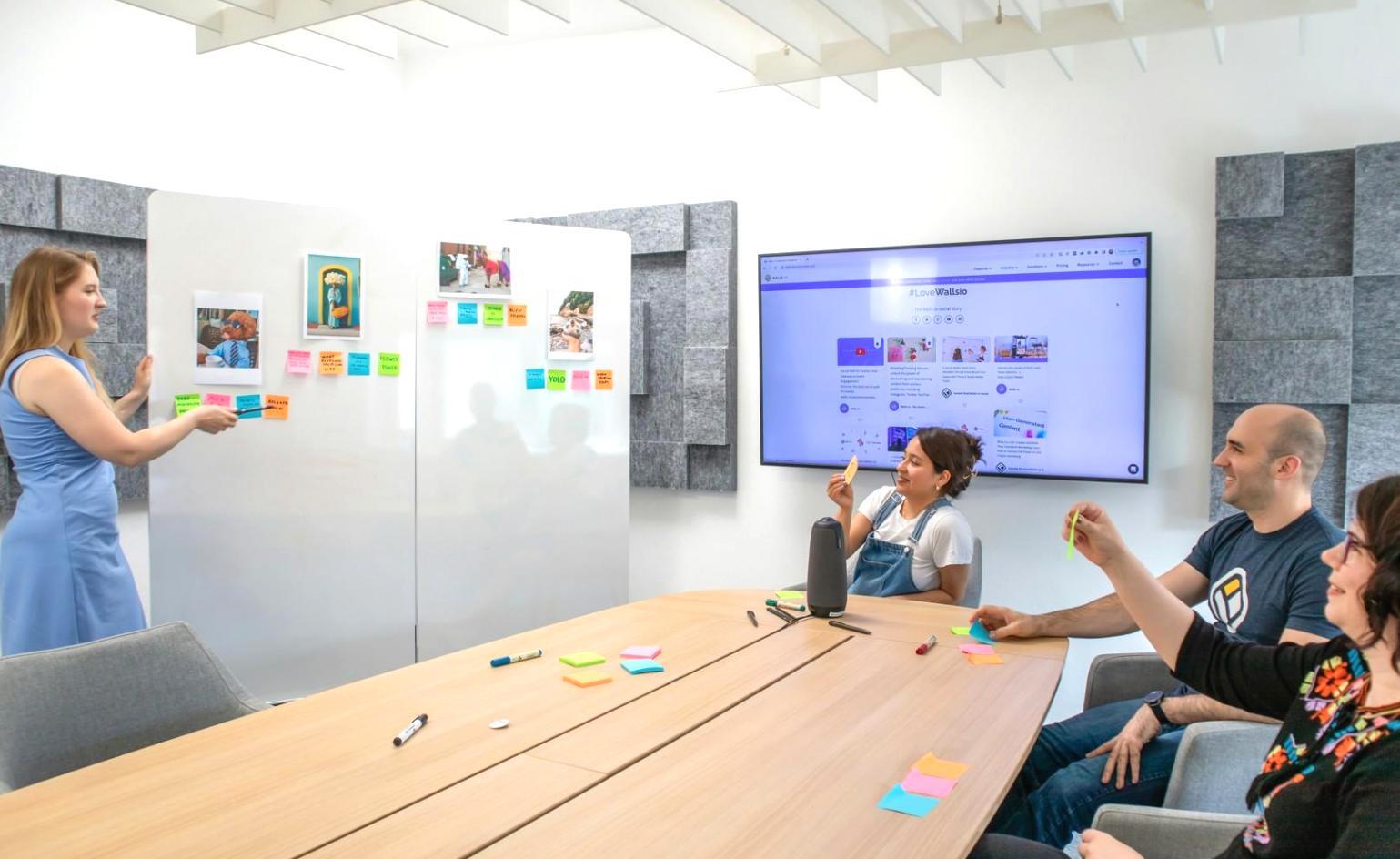 Persönliche Finanzberatung in modernem Büroumfeld